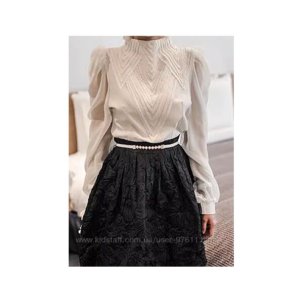 Ніжна жіноча блузка зі складками білого кольору