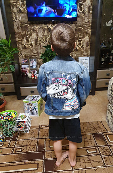 Джинсова куртка на хлопчика на 6-8 років. 