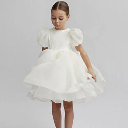 Неймовірно витончені ніжні сукні у білому і пудровому кольорах