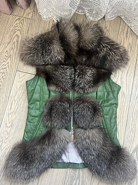 Шкіряна жилетка з хутром чорнобурки