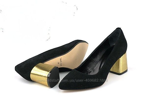 Наличие огромного ассортимента обуви ТМ Soldi на фабрике.