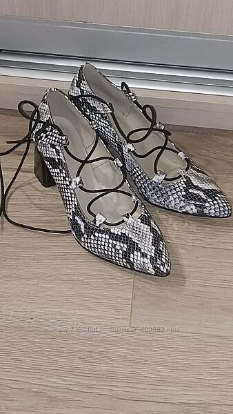 дуже гарні туфли на зручних підборах 6 см, р. 38 - 24,5 см 