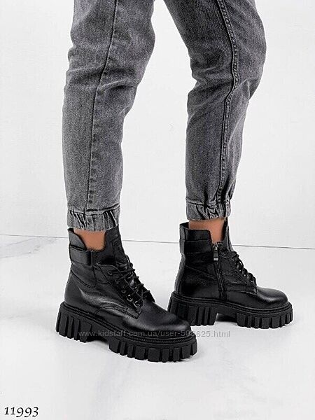 Демісезонні жіночі шкіряні чорні черевики на тракторній товстій підошві, на