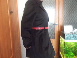 женское черное пальто с красным поясом