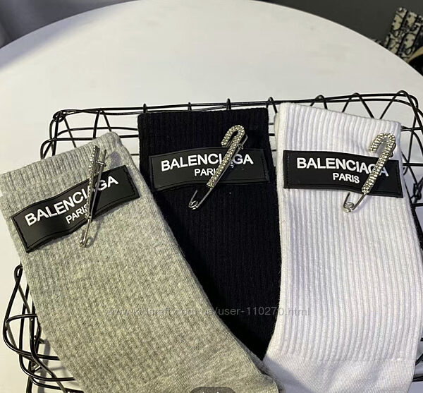 В наявності шкарпетки Balenciaga