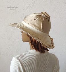 Бежевая широкополая летняя шляпа