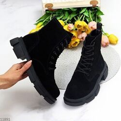 Замшевые черные ботинки 