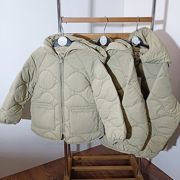 Легка демісезонна стьобана куртка від Zara
