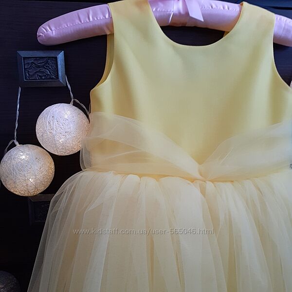 Жовте нарядне плаття на свято.