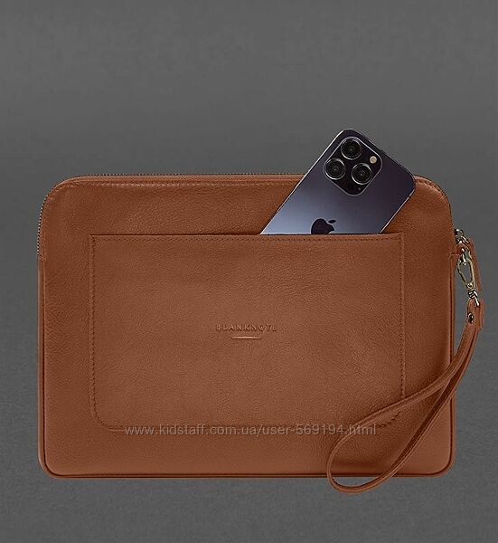 Кожаный чехол для ноутбука на молнии с карманом и хлястиком на руку цвета