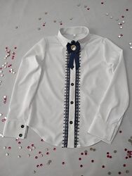 Біла блуза з синім мереживом р. 116
