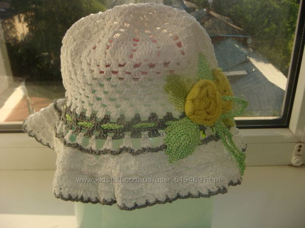 белая вязанная шапочка с цветком