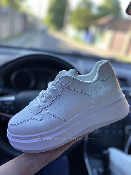 Жіночі кросівки з Натуральноі шкіри білого кольору на потовщеній підошві