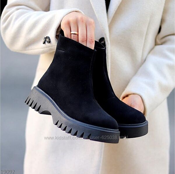 Ботінки жіночі 38 розмір демі з натуральноі замші чорного кольору