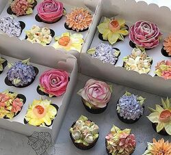 Анастасия Рудакова 4 курса Цветы из крема в малазийской технике Капкейки