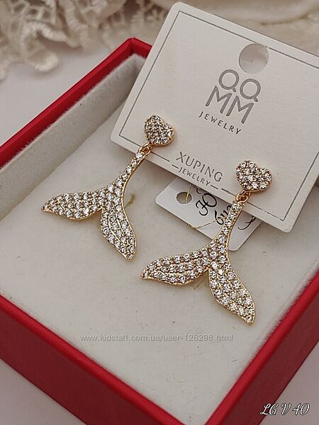 изящные и нарядные удлиненные серьги-гвоздики с фианитами, позолота