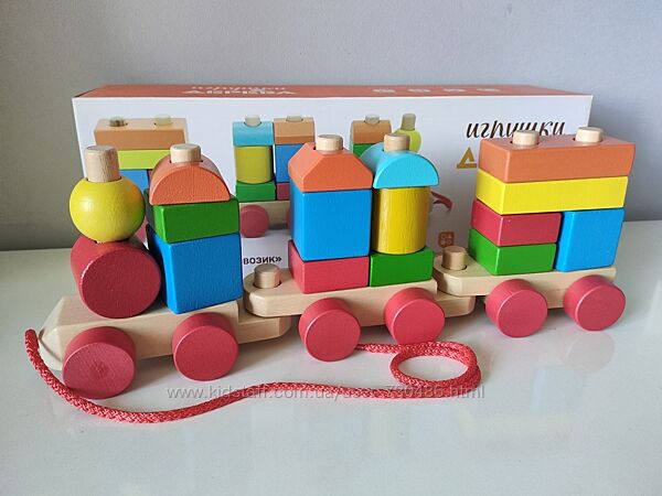 Дерев&acuteяний паровоз конструктор, каталка з кубиками. В наявності.