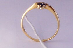 Золотое кольцо 750 пробы с бриллиантами 0.03кт. И сапфиром