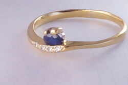 Золотое кольцо 750 пробы с бриллиантами 0.03кт. И сапфиром