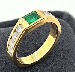 Золотое кольцо 750пр  с бриллиантами и изумрудом