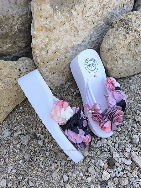 Акция белые шлепанцы вьетнамки на танкетке летние женские тапочки 2024