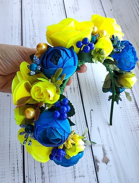 Ошатний український віночок синьо-жовтий, троянди та півонії