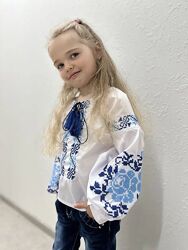 Вишиванка для дівчинки, біла з синьою вишивкою Марійка