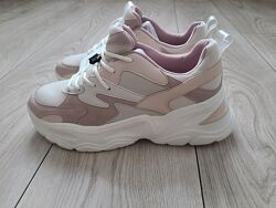 Фирменные кроссовки Bershka