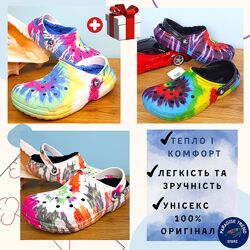 Утеплені крокси classic lined tie dye crocs оригінал яскраві сабо на хутрі
