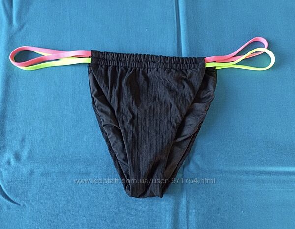 Черные текстурные плавки с яркими элементами от Calzedonia