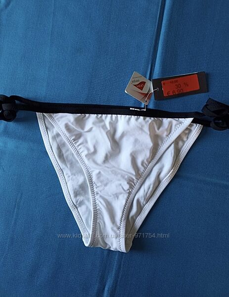 Белые плавки с черными завязками от Calzedonia