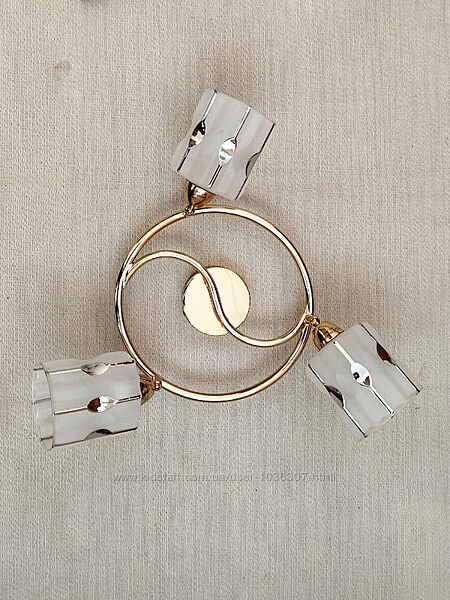 Люстра на 3 лампы с поворотными плафонами --- уценка