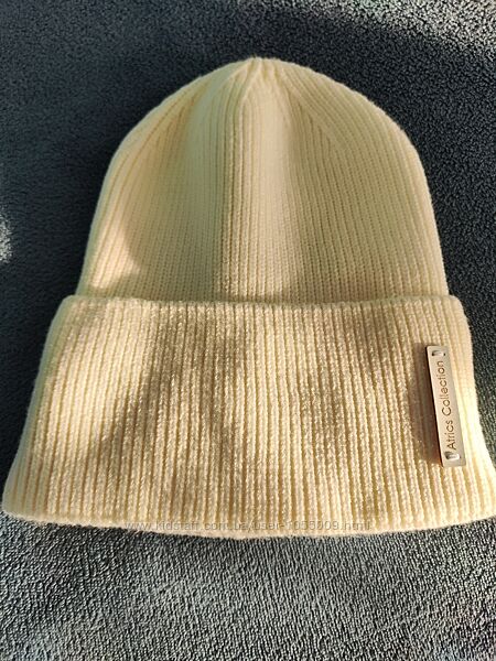 Гарненька тепла шапка 