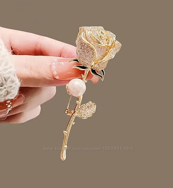 Жіноча брошка квітка троянда з перлами та кристалами 
