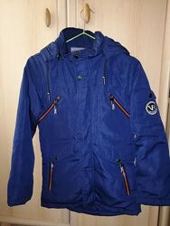 Демисезонная куртка с капюшоном