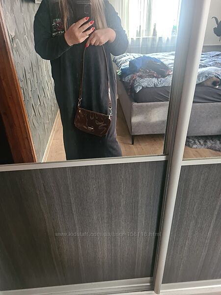 Крута невеличка лакова шоколадна сумка Bershka