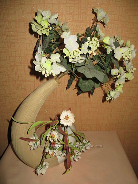 Изысканная ваза, изогнутая для цветов и интерьера .
