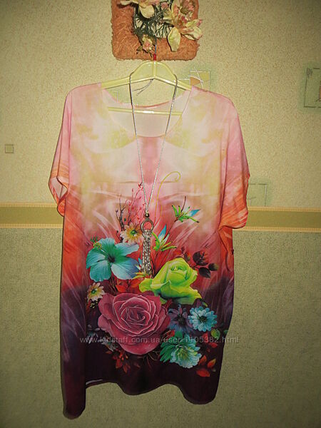 Платье-туника с цветочным принтом.
