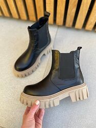 Ботинки женские кожаные черные с резинкой на бежевой подошве зимние