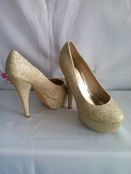 Фірмен. koi couture шикарні золоті сіяючі як золото туфлі -лабутен. роз. 39