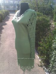 Вязаное платье с ажурными рукавами и отделкой по низу с ввязанным бисером