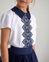 Шкільна блузка для дівчинки з синім мереживом Розмір 116