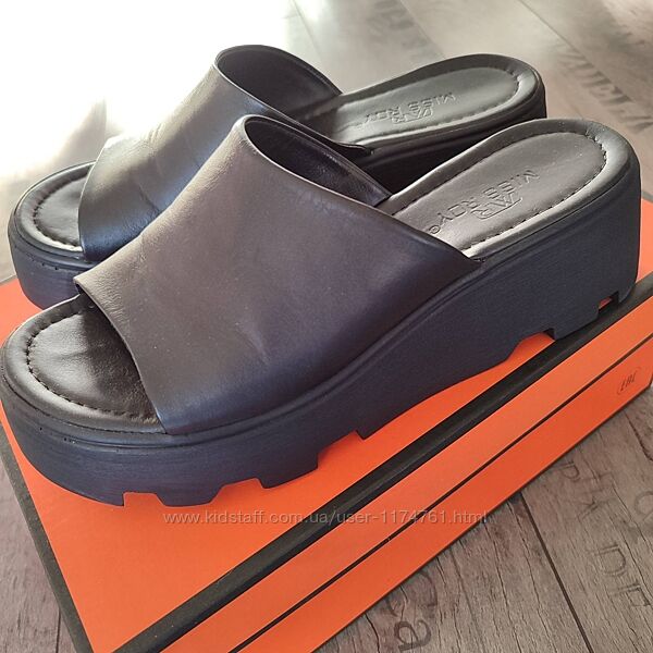 Шлепанцы кожаные Miss Roy