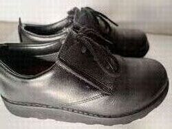 Оригінальні шкіряні туфлі на липучках для дівчинки Clarks стан ідеальний