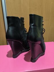 Чобітки на танкетці