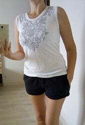 Трикотажная женская футболка без рукавов
