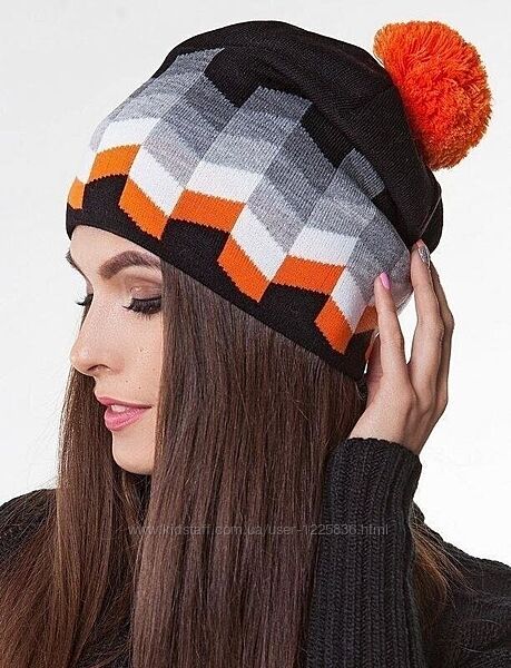 Женская красивая шапка на флисе с помпоном