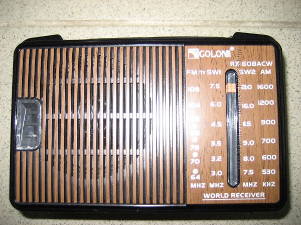 Радио FM, от сети 220 вольт или от 2-х батареек R20, фирма Голон