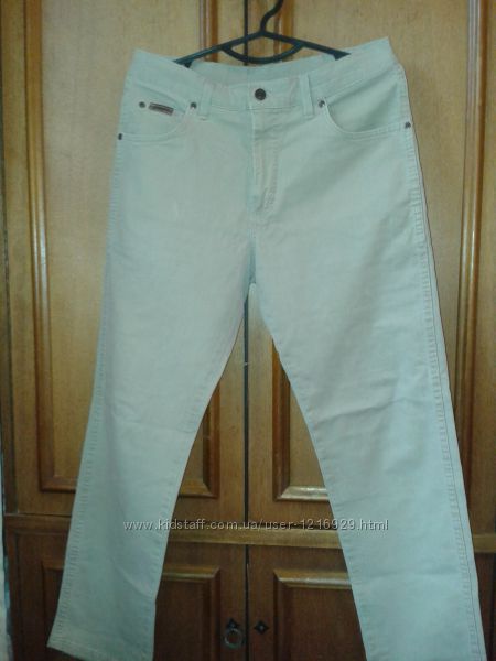 Фирменные бежевые джинсы Wrangler. 