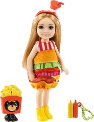 Лялька  Барбі Челсі, ігровий набір, у костюмі бургера з твариною та аксесуа